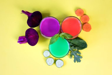 Sağlıklı sebze güler yüzlü ve sarı artalanları suyu. Taze