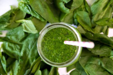 Kavanoz, cam, üzerindeki yükü yeşil smoothie sebze ile sağlıklı içecek ıspanak yaprakları