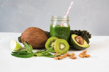Sağlıklı yeşil smoothie sebze ve meyve