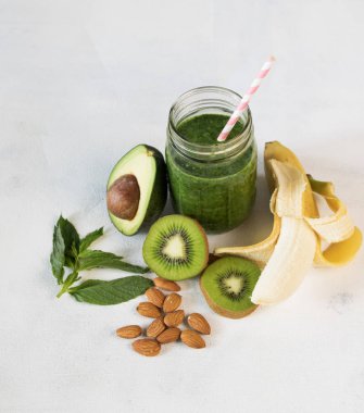 Sağlıklı yeşil smoothie sebze ve meyve