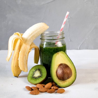 Sağlıklı yeşil smoothie sebze ve meyve