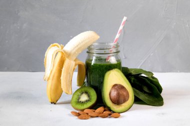 Sağlıklı yeşil smoothie sebze ve meyve