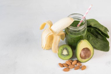 Sağlıklı yeşil smoothie sebze ve meyve