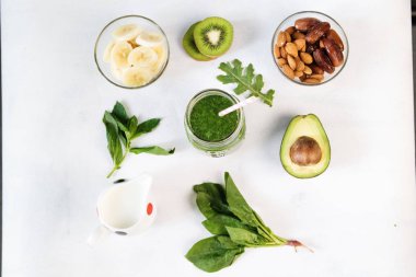 Cam üst görünümden Beyaz ahşap zemin üzerine yeşil sebze güler yüzlü