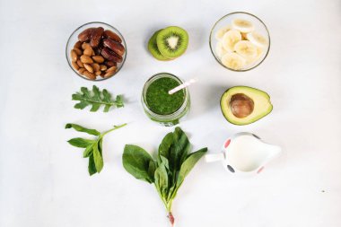 Cam üst görünümden Beyaz ahşap zemin üzerine yeşil sebze güler yüzlü