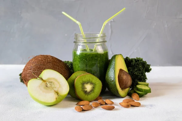 Sağlıklı yeşil smoothie sebze ve meyve