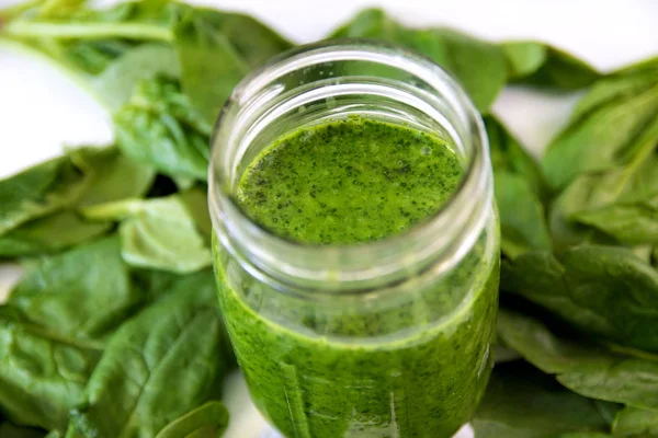 Batido Verde Frasco Sobre Vidrio Bebida Saludable Con Hojas Vegetales —  Fotos de Stock
