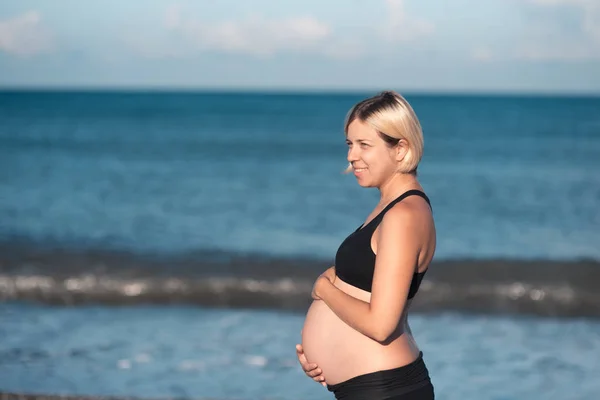 Giovane Bella Donna Incinta Sulla Spiaggia Toccando Sua Pancia Con — Foto Stock