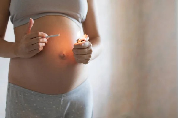 Begreppet Ohälsosamma Vanor Graviditet Närbild Gravid Kvinna Röka Cigarett Och — Stockfoto