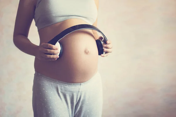 Mulher Grávida Com Auscultadores Barriga Conceito Gravidez Maternidade Preparação Expectativa — Fotografia de Stock