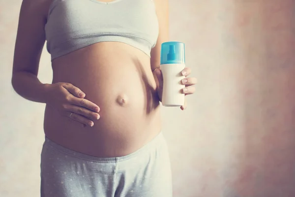 Mulher Grávida Derramando Creme Mão Antes Aplicar Sua Barriga — Fotografia de Stock