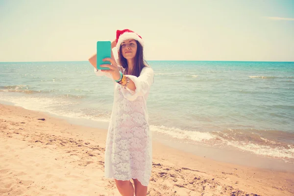 Kerst Jonge Lachende Vrouw Rode Santa Hat Nemen Foto Zelfportret — Stockfoto