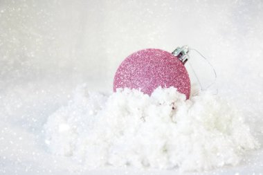 Noel top kış arka plan üzerinde. karlı