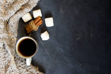 Kış kompozisyon. Bir fincan kahve, kurabiye, ışıkları karanlık bir arka plan üzerinde. Düz yatıyordu