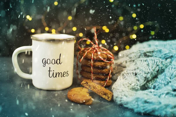 Рождественская или новогодняя композиция с какао, пряничным печеньем и рождественскими украшениями — стоковое фото