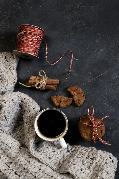 Winter composition. Cup of coffee, cookie, lights on a dark background. Flat lay — Stock Photo, Image