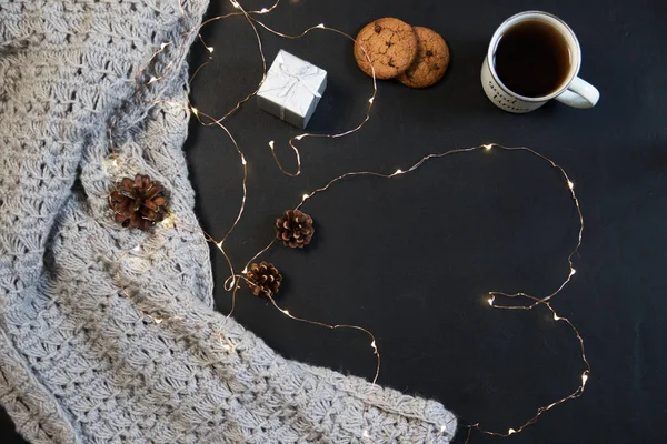 Зимняя композиция. Чашка кофе, печенье, свет на темном фоне. Плоский лежал — стоковое фото