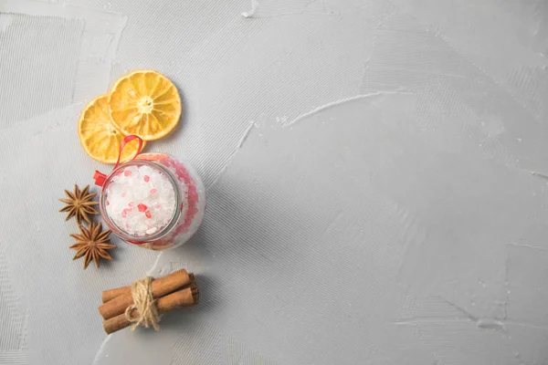 Θαλασσινό αλάτι για μπάνιο με κανέλα, πορτοκάλι και μπαχαρικά — Φωτογραφία Αρχείου