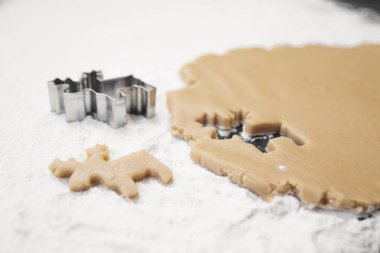 kesici, hamur ve oklava, tam kare ile Noel gingerbread geyik tatlılar