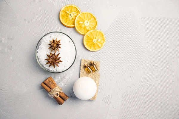 Sel de mer pour bain, bombe de bain et huile corporelle à la cannelle, à l'orange et aux épices — Photo