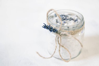 Doğal bitkisel deniz tuzu aromatik eflatun - gevşeme için mükemmel. Kozmetik Kavanozlar ve şişeler tuz, lavanta çiçekleri ile