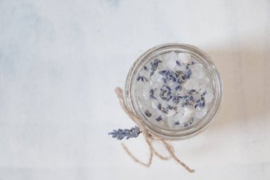 Doğal bitkisel deniz tuzu aromatik eflatun - gevşeme için mükemmel. Kozmetik Kavanozlar ve şişeler tuz, lavanta çiçekleri ile