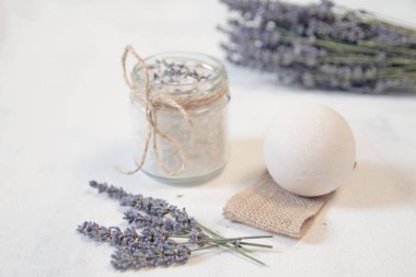 Doğal bitkisel deniz tuzu aromatik eflatun - gevşeme için mükemmel. Kozmetik Kavanozlar ve şişeler tuz, lavanta çiçekleri, banyo bomba ile