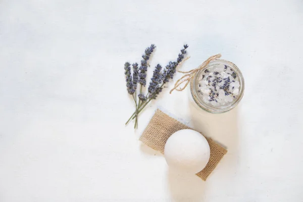 Sel de mer naturel à base de plantes avec lavande aromatique - parfait pour la détente. Pots cosmétiques et bouteilles de sel, fleurs de lavande, bombe de bain — Photo