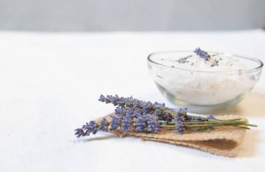 Lavanta banyo tuzu lavanta çiçeği beyaz zemin üzerine