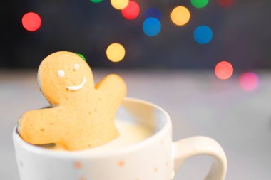 Zencefilli kurabiye adamlar cappuccino sıcak bir fincan