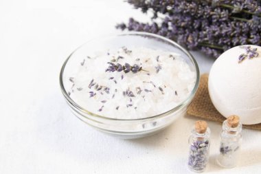 Doğal bitkisel deniz tuzu aromatik eflatun - gevşeme için mükemmel. Kozmetik Kavanozlar ve şişeler tuz, lavanta çiçekleri, banyo bomba ile