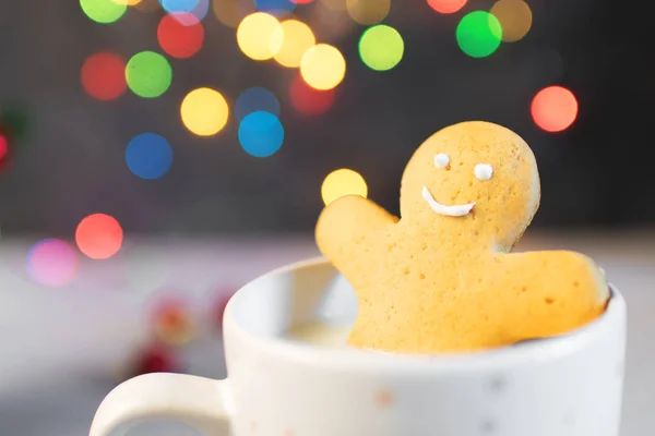 Zencefilli kurabiye adamlar cappuccino sıcak bir fincan