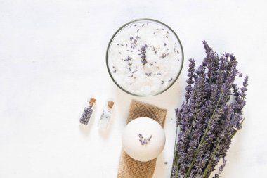 Doğal bitkisel deniz tuzu aromatik eflatun - gevşeme için mükemmel. Kozmetik Kavanozlar ve şişeler tuz, lavanta çiçekleri, banyo bomba ile