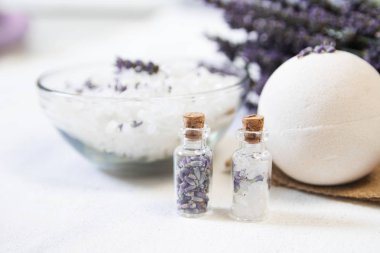 Doğal bitkisel deniz tuzu aromatik eflatun - gevşeme için mükemmel. Kozmetik Kavanozlar ve şişeler tuz, lavanta çiçekleri, banyo bomba ile