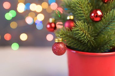 Dekore edilmiş bir Noel ağaca tutunan kırmızı önemsiz şey closeup. Retro filtre efekti.