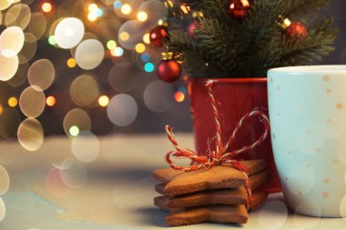 Kakao, şekerleme, gingerbread çerezleri ve Noel süslemeleri Noel ve yeni yıl kompozisyonu