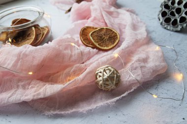 Kabak, yaprakları, çam kozalakları, mumlar, eşarp, kırmızı bir fincan kakao, kahve veya sıcak çikolata hatmi garland ile sıcak ekose üzerinde dan sonbahar natürmort.