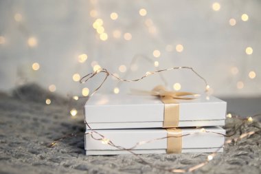 İki Noel hediyesi ile ışık şerit ışık arka plan üzerinde beyaz kutusunda. Yeni yıl tatil kompozisyon afiş. Metniniz için kopya alanı