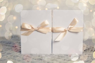 İki Noel hediyesi ile ışık şerit ışık arka plan üzerinde beyaz kutusunda. Yeni yıl tatil kompozisyon afiş. Metniniz için kopya alanı