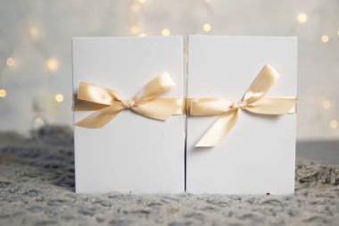 İki Noel hediyesi ile ışık şerit ışık arka plan üzerinde beyaz kutusunda. Yeni yıl tatil kompozisyon afiş. Metniniz için kopya alanı