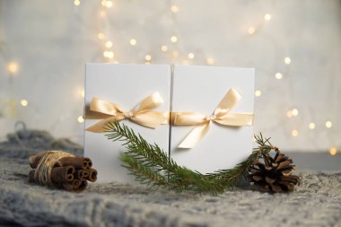 İki Noel hediyesi ile ışık şerit ışık arka plan üzerinde beyaz kutusunda. Yeni yıl tatil kompozisyon afiş. Metniniz için kopya alanı