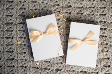 İki Noel hediyesi ile ışık şerit gri arka plan üzerinde beyaz kutusunda. Yeni yıl tatil kompozisyon afiş. Metniniz için kopya alanı