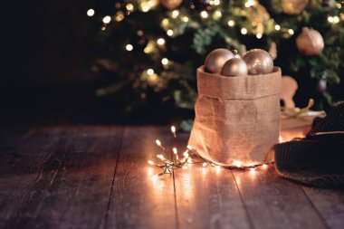 Noel tuval çanta topları ve ışıkları karanlık kurullarında, yeni yıl kavramı ile