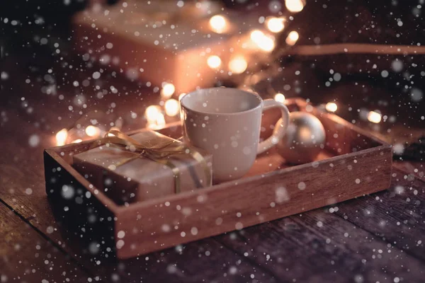 Рождественская концепция чашка кофе, подарочная коробка шарики, на белом фоне — стоковое фото