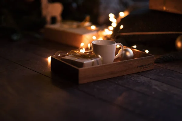Рождественская концепция чашка кофе, подарочная коробка шарики, на белом фоне — стоковое фото
