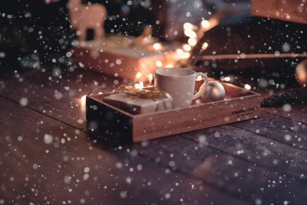 Chrismas conceito xícara de café, bolas de caixa de presente, no fundo branco — Fotografia de Stock