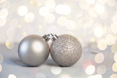 Parlak arka planda gümüş Noel topları