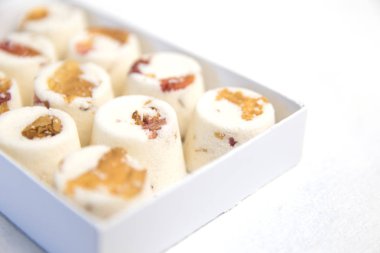 Kurutulmuş gül beyaz bir arka plan üzerinde bomba tuz Banyosu süslenmiş