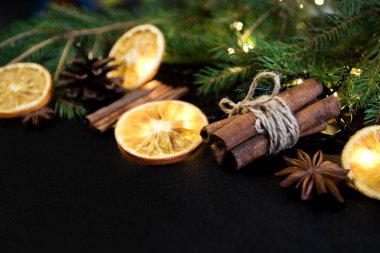 Noel ağacı çam dalları Kuru portakal ile. karanlık bir arka plan üzerine tarçın, anason.