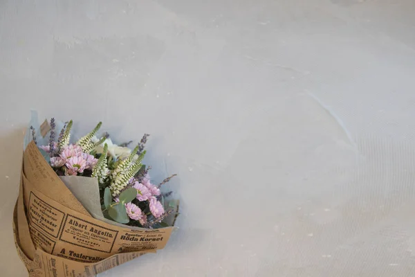 Ramo de flores muy bonito de hortensia fresca, eustoma, rosas, eucalipto, lavanda, flores en colores pastel rosa y crema sobre el fondo de la pared gris — Foto de Stock